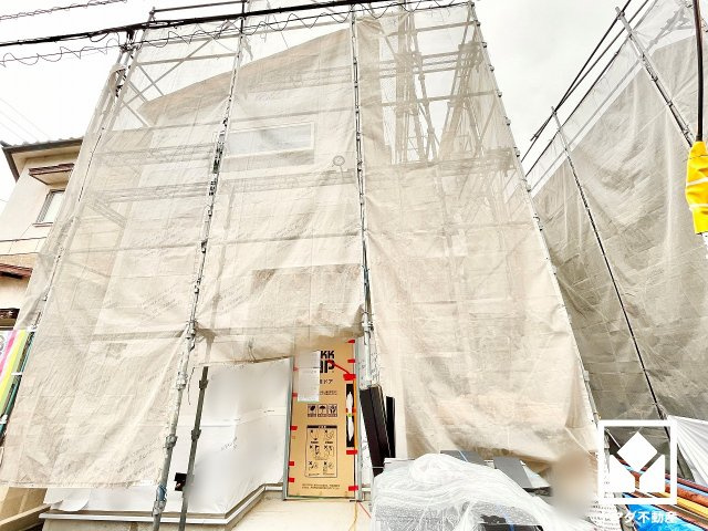 尼崎市水堂町２丁目の外観|キッチンの床下収納や、リビング、1階・2階ホールにも収納スペースがあり、住空間を広々お使いいただけます。日用品のストックなどもすっきり片付きます。