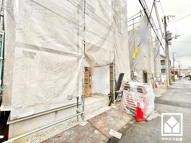 尼崎市水堂町２丁目の前面道路含む現地写真|玄関にはシューズボックスを設置。家族の靴もしっかり収納できるので、玄関がいつも片付き、気持ちよくお客様を迎えられます。