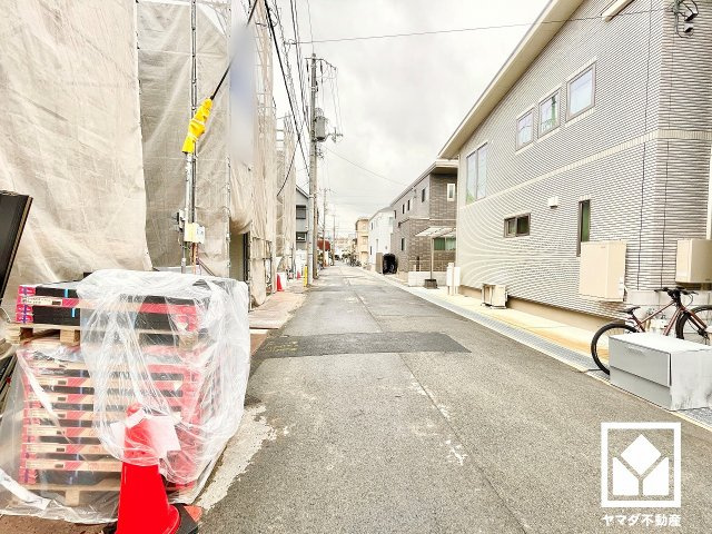 尼崎市水堂町２丁目の前面道路含む現地写真|駐車スペースを1台分確保。玄関のそばで荷物の上げ下ろしができるので便利です。重い荷物や雨の日の移動もスムーズで、快適なカーライフを実現。