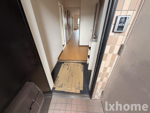 ラミュール北春日丘の玄関|収納もある玄関です