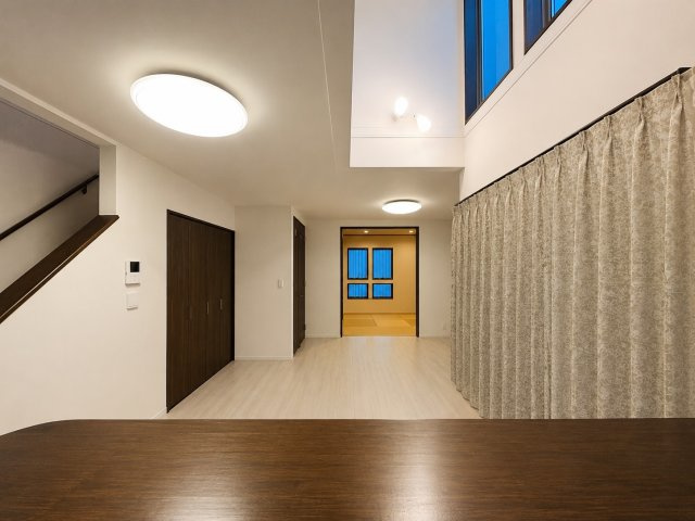 神戸市兵庫区湊山町　中古戸建の居間・リビング|AIにて動産物は消しております。