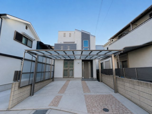 神戸市兵庫区湊山町　中古戸建の駐車場|AIにて動産物は消しております。