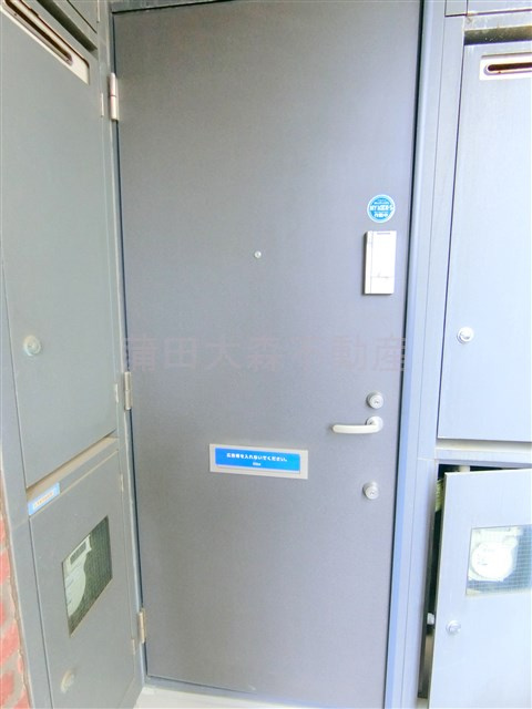リースランド矢口A棟の玄関