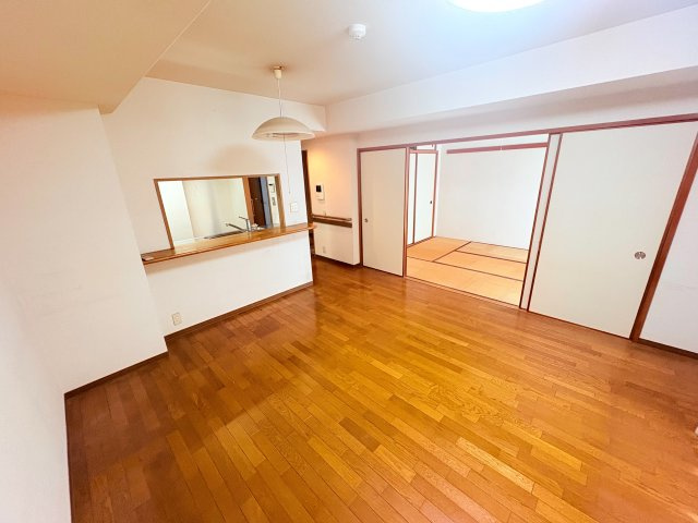 レジデンス芦屋くすのきの居間・リビング|対面式キッチンのため、リビングの様子が見れます♪