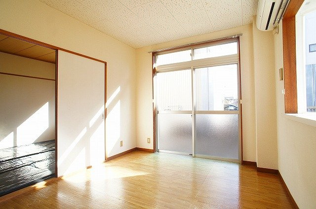 明るい色調の室内です