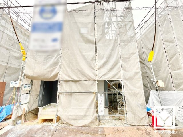 尼崎市水堂町２丁目の外観|東向き・南向き・西向きの3面採光の窓から自然光を取り込む、開放感あふれるリビングです。柔らかな光が降り注ぎ、明るく心地の良い空間。