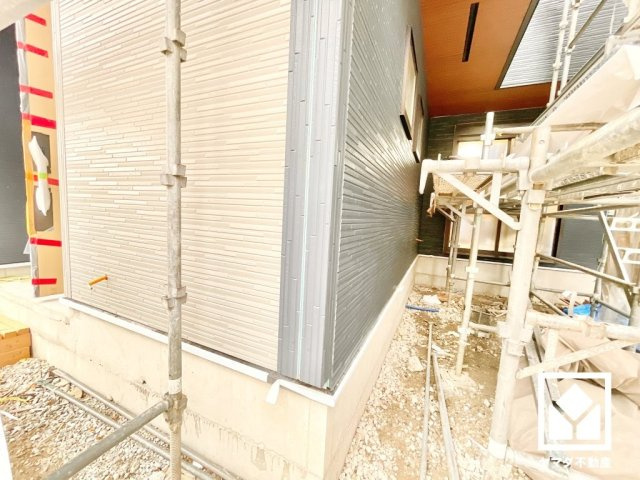 尼崎市水堂町２丁目の外観|対面式キッチンなのでお料理中もリビングにいるお子様の様子が見守りやすい設計です。キッチンの横には窓がございますので、昼間は手元が明るく、お料理がはかどります。