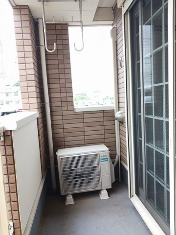 外からの目が気にならないバルコニーで洗濯物が干せます