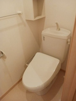 落ち着いた色調のトイレです