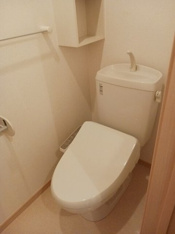 落ち着いた色調のトイレです