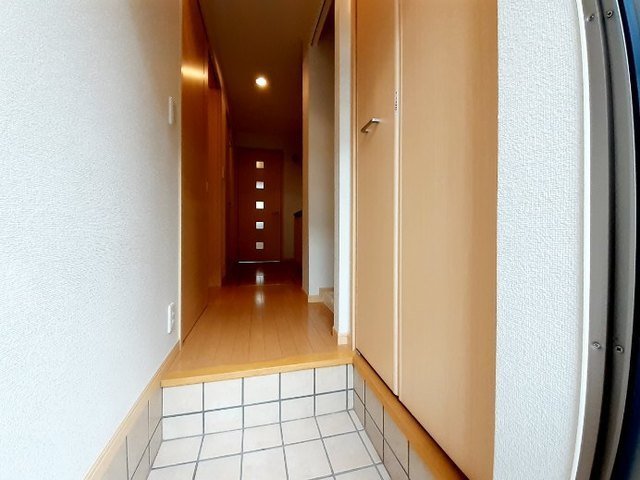 収納もある玄関です