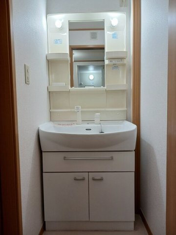 ゆったりとスペースのある洗面所
