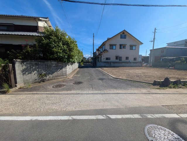 松山市空港通六丁目土地の前面道路含む現地写真