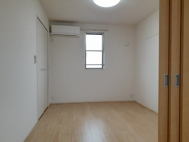 明るい色調の室内です