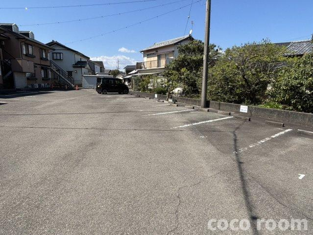 ルポ・ボナールの駐車場