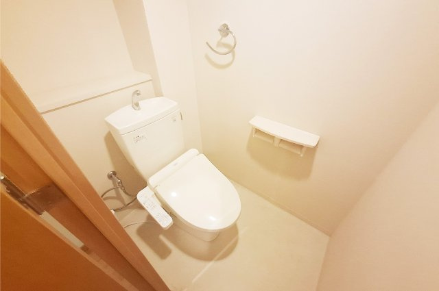 タワーズランド北野田サウスタワーのトイレ|トイレ：背面には小物などを置ける便利なカウンター付きです。