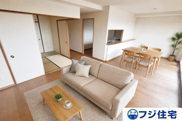 タワーズランド北野田サウスタワーの居間・リビング|※バーチャルステージング画像（AI合成）です。合成された家具等は販売価格に含まれません。