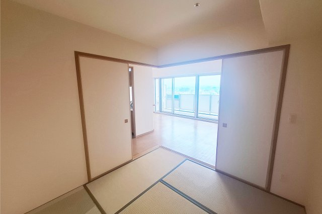 タワーズランド北野田サウスタワーの和室|和室：隣接したLDKと一体利用可能。襖を閉めれば個室としても使える多用途なお部屋です。