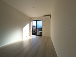 落ち着いて過ごせるお部屋なので、寝室にいかがでしょうか
