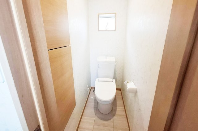 大阪狭山市大野東のトイレ|2階トイレ：換気しやすい窓付き。トイレは1・2階両方にあります。