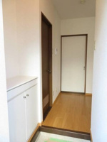 収納もある玄関です
