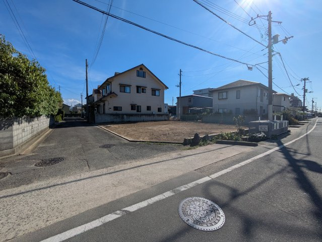 松山市空港通六丁目土地の前面道路含む現地写真