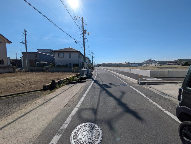 松山市空港通六丁目土地の前面道路含む現地写真