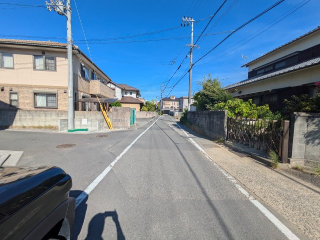 松山市空港通六丁目土地の前面道路含む現地写真