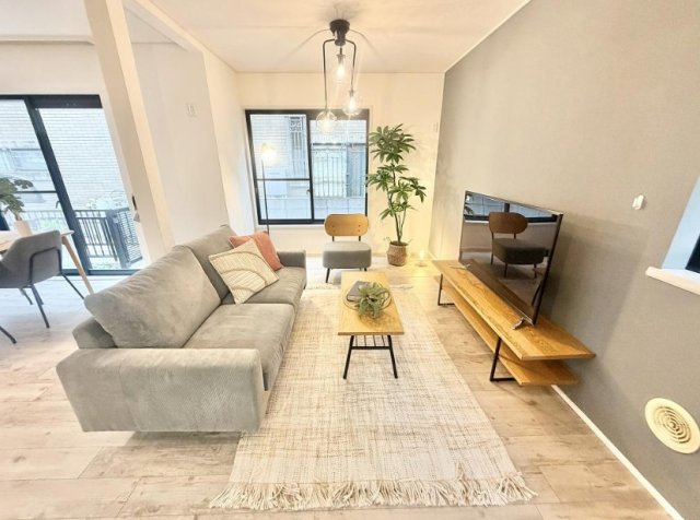 成田市並木町　中古戸建の居間・リビング|内装リフォーム済み令和8年8月 貸駐車場徒歩約4分にあり 屋上からの見晴らしがよいです