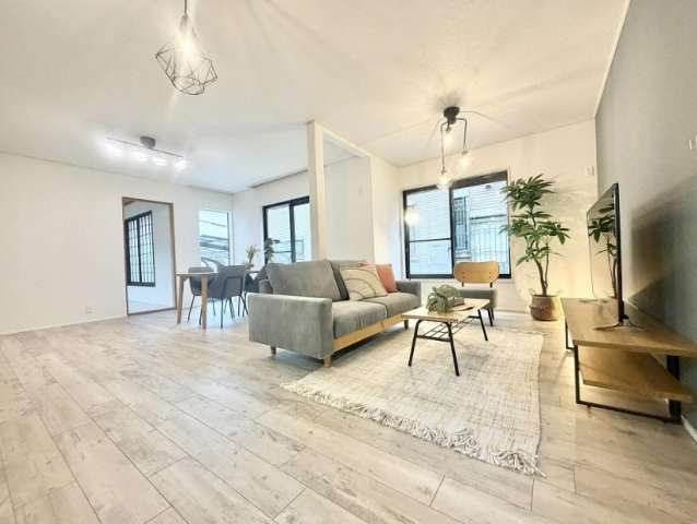 成田市並木町　中古戸建の居間・リビング|内装リフォーム済み令和8年8月 貸駐車場徒歩約4分にあり 屋上からの見晴らしがよいです