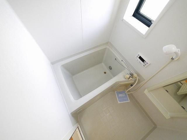 コスモス結崎　Ａの浴室|窓が有り換気がしやすいです