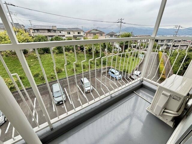 渋沢小田急ハイツ団地２号棟のバルコニー