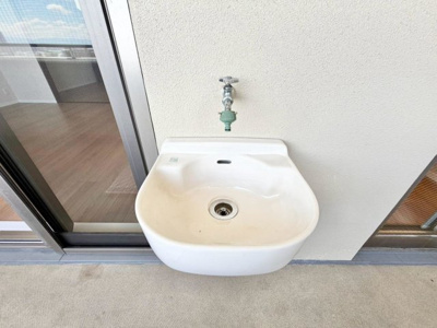 【設備】 | プレサンス住吉リファイン | バルコニーにスロップシンク付きです。お掃除にも園芸にもお洗濯にも便利な設備です。