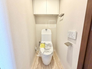 【トイレ】 | プレサンス住吉リファイン | 寒い日は特に助かる温水洗浄便座付きトイレです！棚がございますので、トイレットペーパーなどの置き場所に困らないですね！