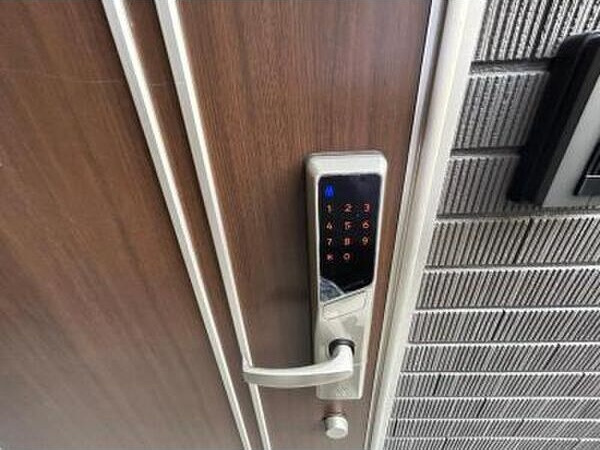 Glanz栄生の玄関