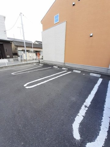 ニューハピネスの駐車場