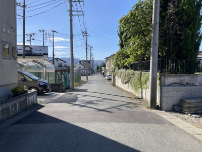 【前面道路含む現地写真】 | 【新築分譲住宅　～クレイドルガーデン～】 山形市桜田西　第4　☆全2棟☆ | 忙しく過ぎゆく日常を忘れ去るほど、ゆったりした時間が流れる住環境。『快適』は「家」と「街」と「環境」が調和した時に訪れることだと改めて感じさせてくれます。
