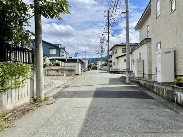 【前面道路含む現地写真】 | 【新築分譲住宅　～クレイドルガーデン～】 山形市桜田西　第4　☆全2棟☆ | 忙しく過ぎゆく日常を忘れ去るほど、ゆったりした時間が流れる住環境。『快適』は「家」と「街」と「環境」が調和した時に訪れることだと改めて感じさせてくれます。