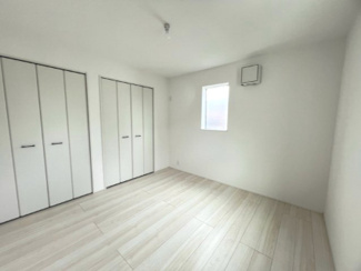 【洋室】 | 取手市新取手1丁目1期　新築戸建て　1号棟 | やさしい陽光が差し込む明るい洋室。主寝室や子ども部屋、ワークスペースなど、ライフスタイルに合わせて幅広く活用できる、居心地の良い空間です。