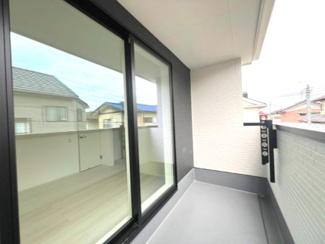 【バルコニー】 | 取手市新取手1丁目1期　新築戸建て　1号棟 | 日当たり良好のバルコニーで洗濯物もよく乾きます。開放感のある空間となっており、外の空気を感じながらリフレッシュできます。
