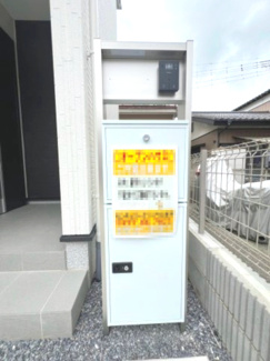【防犯設備】 | 取手市新取手1丁目1期　新築戸建て　1号棟 | 使いやすいメールボックスと、来訪者を確認できるTVモニター付きインターホンを設置。