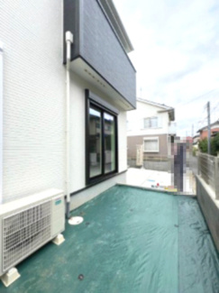 【庭】 | 取手市新取手1丁目1期　新築戸建て　1号棟 | ゆとりのある庭スペースがあり、ガーデニングや家庭菜園などもお楽しみいただけます。お子様の遊び場としても活用できる魅力的な空間です。