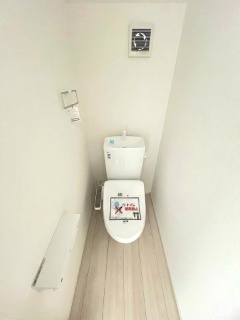 【トイレ】 | 取手市新取手1丁目1期　新築戸建て　1号棟 | 温水洗浄便座付きトイレで快適にご利用いただけます。シンプルで清潔感のある空間となっており、毎日気持ちよくお使いいただけます。