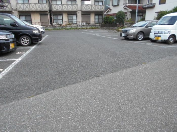グリーンヴィレッジの駐車場