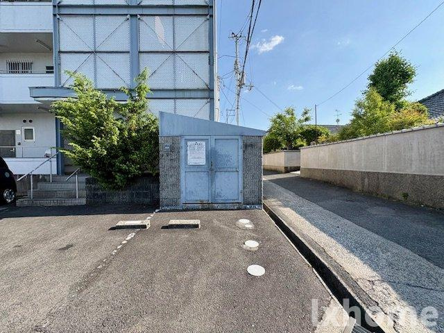 サンシャイン茨木の駐車場