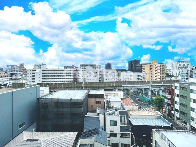 グリーンホームズステーシアの展望|手を伸ばせば、ふれることが出来そうな環境が、そのままインテリアになったような印象です。その豊かな眺望にふさわしい空間には、通風・採光にも優れ、心地よい光と風があふれています