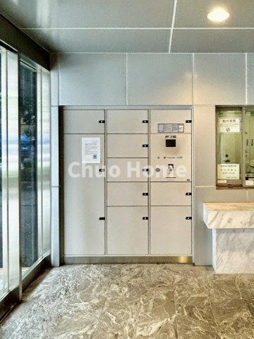 グリーンホームズステーシアの設備|【宅配ボックス】在宅時・不在時に関わらず、居住者の代わりに非対面で宅配物を受け取ってくれる便利な設備です。わかりやすくご説明致しますので見学時にはお部屋だけではなく共用部分もぜひチェックしてください。
