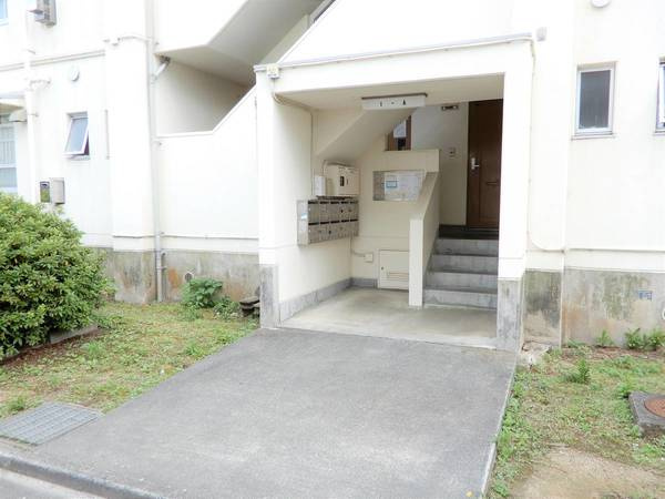 ビレッジハウス今宿2号棟のエントランス|落ち着いたエントランスです