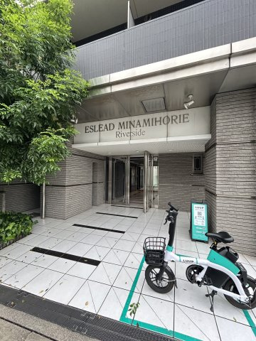 エスリード南堀江リバーサイドのエントランス