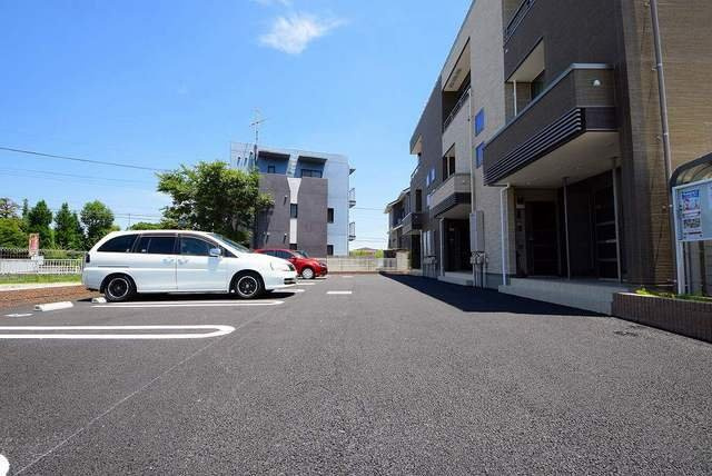ルミナーレ綾瀬の駐車場